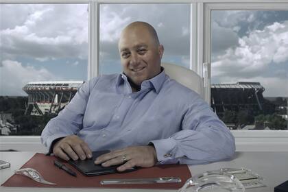 Antonio Caselli: "Las SAD se va terminar aprobando en el fútbol argentino, porque el mundo va hacia ese modelo y de hecho la Argentina ya está rodeado de este tipo de clubes en toda la región, Hay empresarios de Inglaterra, Estados Unidos, Arabia y México esperando para invertir en clubes argentinos, aunque personalmente no creo que se trate del mejor modelo para la Argentina. A diferencia de lo que ocurre en Europa, acá los clubes cumplen una función social que va a quedar vacante”