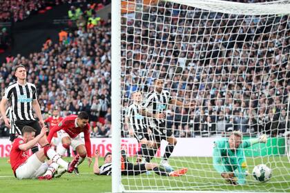 Casemiro convierte el primer gol de Manchester United