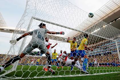 Casemiro, de Brasil, abre el marcador ante Perú