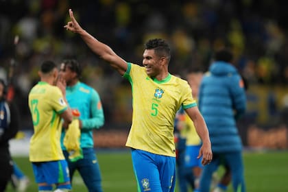 Casemiro, de la selección de Brasil, festeja al final del partido ante Paraguay, en el que su equipo obtuvo la clasificación al Mundial, el martes 10 de junio de 2025 en Sao Paulo (AP Foto/Andre Penner)