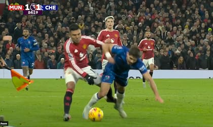 Casemiro (Manchester United) le comete el foul táctico a Pedro Neto (Chelsea) y será amonestado; cuando se levantó, le dijo de todo a Garnacho, que venía de perder la pelota en ataque