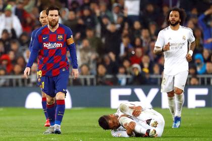 Casemiro se retuerce de dolor en el piso: Messi será amonestado por darle una patada desde atrás
