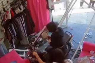 Dos chicas de 14 años se metieron con su moto a toda velocidad en un local y provocaron graves destrozos