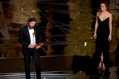 Casey Affleck agradece su Oscar al mejor actor por Manchester junto al mar; a su lado, Larson muy seria