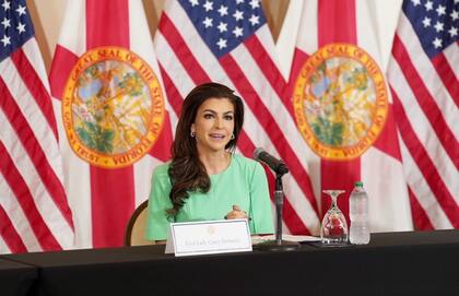 Casey DeSantis comenzó su carrera en los medios como presentadora