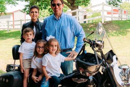 Casey DeSantis sorprende con su estilo en un evento en Iowa