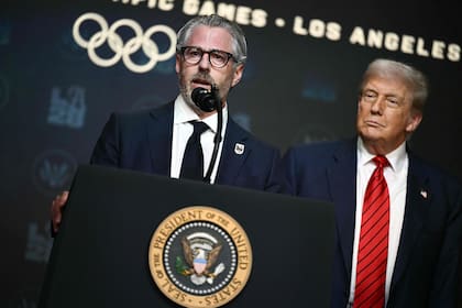 Casey Wasserman, el controvertido organizador de los Juegos de Los Angeles 2028, acompañado por el presidente Donald Trump (Photo by Brendan SMIALOWSKI / AFP)