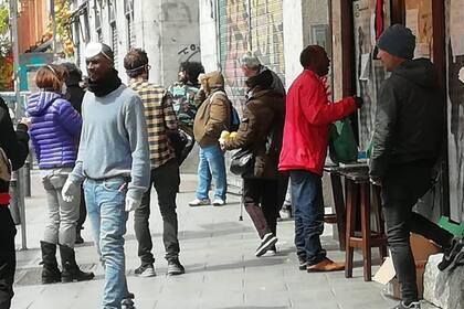 Casi 300 personas diarias van a buscar su comida