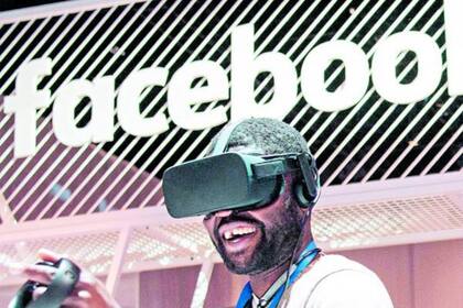 Casi 40% de los ingresos de las cinco grandes compañías tecnológicas ahora provienen de áreas donde se superponen sus negocios, comparado con un quinto en 2015, como en el caso de Facebook quiere convertirse en un jugador relevante en el e-commerce