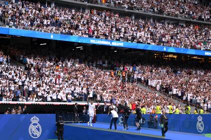 Casi 85 mil personas asistieron a la presentación oficial de Kylian Mbappé. (Photo by David Ramos/Getty Images)