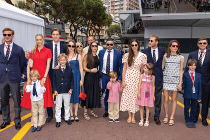 Casi al completo, los hijos y los nietos de la princesa Carolina junto a Gareth y Sean Wittstock.
