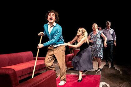 Casi diez años de temporadas ininterrumpidas avalan el éxito de El loco y la camisa, una obra que transita del humor a la crudeza con total comodidad