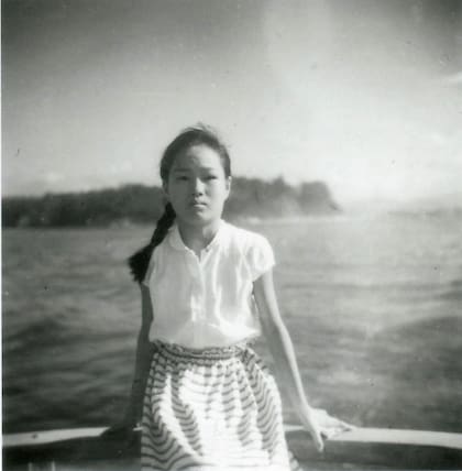 Casi diez años después del bombardeo sobre Hiroshima, Sadako comenzó a mostrar síntomas de la radiación.