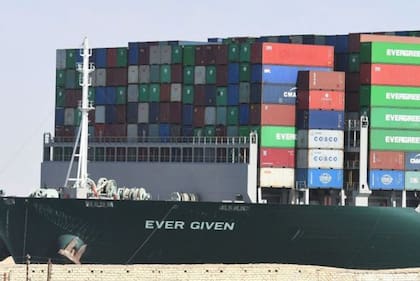 Casi dos millones de barriles de petróleo y aproximadamente el 8% de gas natural licuado pasan por el canal de Suez cada día.