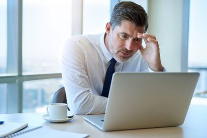 Casi el 40% de los directores ejecutivos no creen que sus empresas serán económicamente viables dentro de una década si continúan por su camino actual y no se transforman, según un estudio de PwC