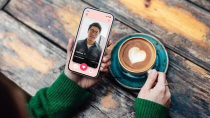 Casi la mitad de los estadounidenses mayores de 18 años creen que tener citas es ahora más difícil