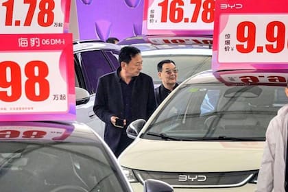 Casi la mitad de todos los autos vendidos en China el año pasado fueron vehículos eléctricos