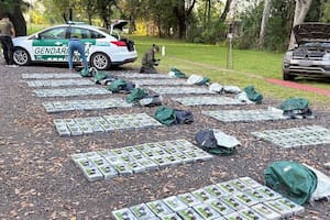 Huyeron a campo traviesa y abandonaron una camioneta con casi media tonelada de cocaína