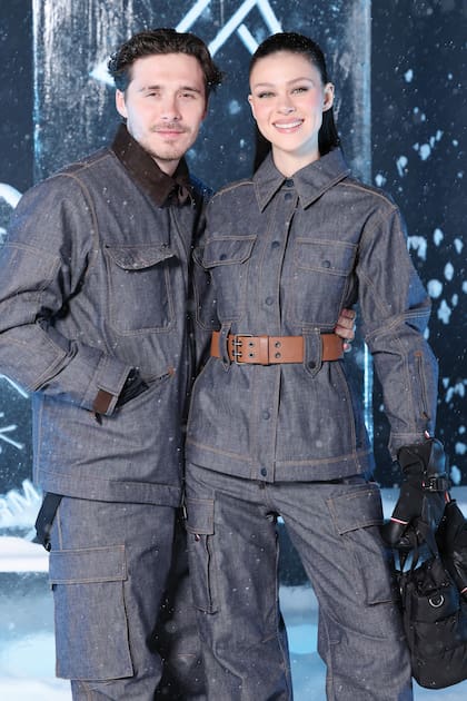 Casi mellizos con equipos de denim, Brooklyn y Nicola dieron que hablar en
el show de Moncler en Courchevel, Francia, el 15 de marzo de este año.