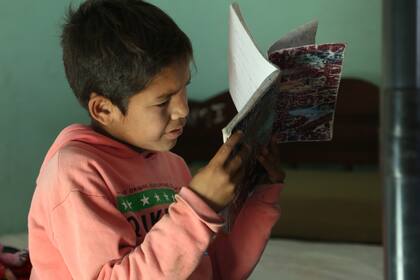 Casi nunca falta al colegio porque cuando sea grande quiere ser maestro