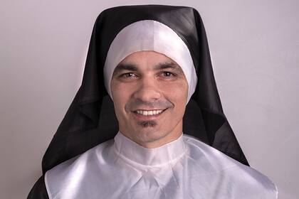 Casi se enfrenta con un filipino en una fiesta de disfraces porque este se sintió "insultado" por el atuendo de Hernán