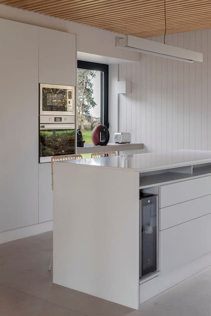 Casi todas las paredes del interior están revestidas en placas de MDF ranurado, incluso las de la cocina y el baño.