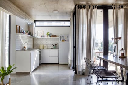 “Casi todas las tipologías (que van de los 38 a los 115m2) están separadas por vacíos, por el sistema circulatorio o por los núcleos húmedos. Esto refuerza la intención de diseñar casas aisladas, y evita ruidos ajenos o que se crucen visuales entre vecinos”, detalla la arquitecta Diorella Fortunati.