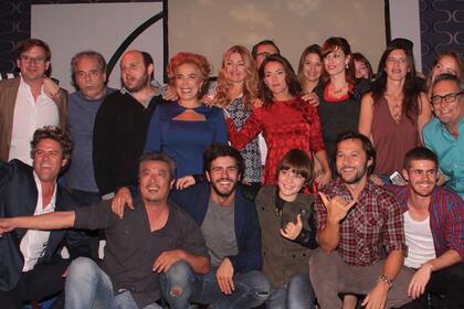 Casi todo el elenco de Los vecinos en guerra; el equipo se juntó para mirar el estreno de la tira