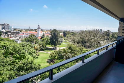 Casi todos los departamentos tienen vista al Cementerio de Recoleta y a plaza Francia