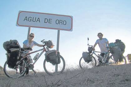 Casi un año pasaron Regina Rabellino y Marcos Canal recorriendo la Argentina, partes
de Chile y Uruguay, en su luna de miel, difundiendo el cuidado del medio ambiente