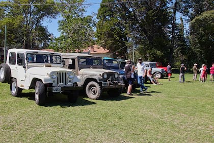Casi un centenar de Jeep IKA se reunió en La Cumbre, Córdoba