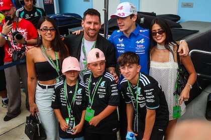 Casi una postal familiar: la familia Messi a pleno, junto con Colapinto y Maia Reficco, la novia del piloto argentino (Photo by Kym Illman/Getty Images)
