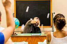 Cómo se explica el preocupante aumento de las agresiones que sufren los profesores en todo el mundo