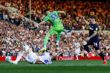 El principio del fin: un error defensivo propició el empate de Derby County, cuando Leeds tenía todo a favor.