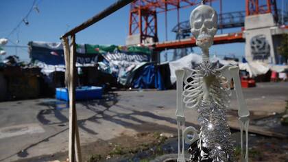 Las precarias casillas en plena Avenida Don Pedro de Mendoza, en La Boca. Por detrás, el Puente Avellaneda