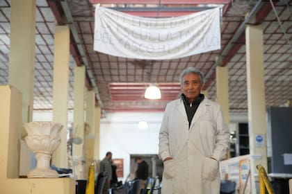 Casimiro Sejas, maestro yesero que enseña en la escuela desde que abrió