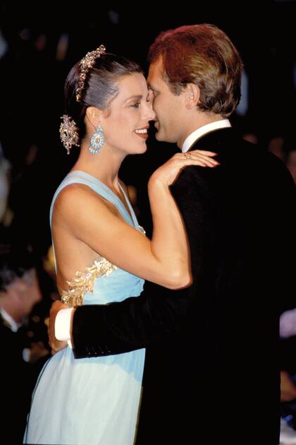 Carolina y Stefano brillaron en la pista durante la edición 1989 del baile de la Cruz Roja, que tuvo lugar el 4 de agosto