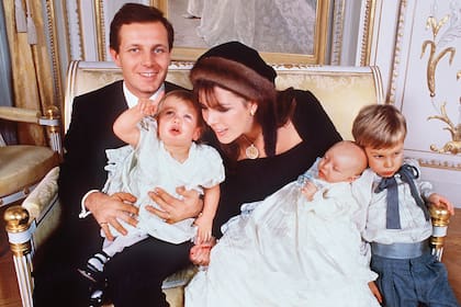 Posado oficial en palacio de la familia Casiraghi al completo para presentar a Pierre, que acababa de nacer. Corría septiembre de 1987.