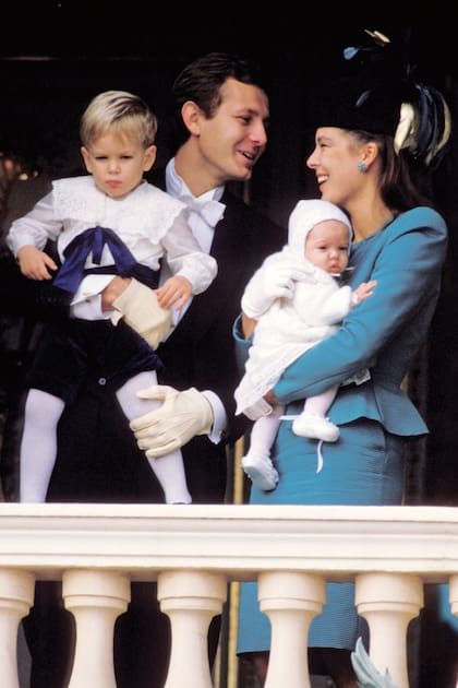 Casi un año antes, en noviembre de 1986, el matrimonio salió al balcón de palacio el Día Nacional de Mónaco. Stéfano sostenía en brazos a Andrea y Carolina, a Charlotte