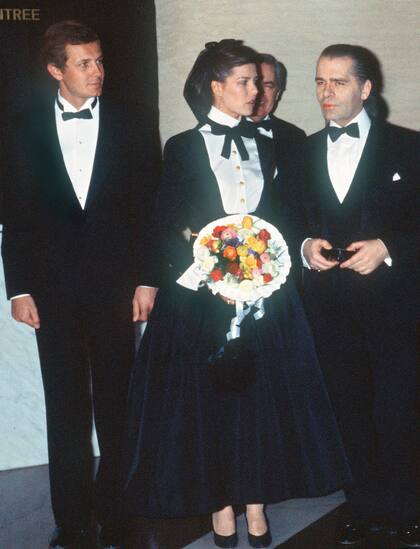 El 16 de marzo de 1985, la princesa Carolina, su marido Stéfano y su amigo íntimo, el diseñador Karl Lagerfeld, fueron retratados en el Sporting Club de Montecarlo durante la gala Chanel. Para la ocasión, ella vistió un diseño exclusivo de Lagerfeld