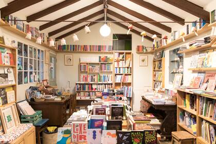 "Casita de Libros" es un rincón inicialmente orientado a la literatura infantil, pero ahora se pueden encontrar también opciones para el público adulto y libros ilustrados para todas las edades.