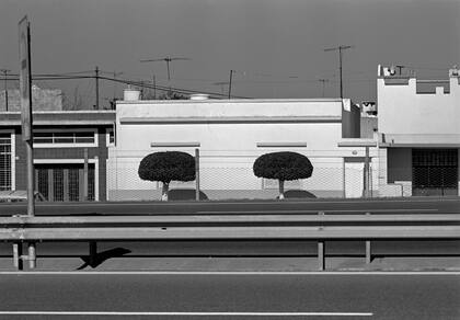 Casita en la autopista, Liniers (1984), de Facundo de Zuviría, artista presente en las colecciones del Met y del MoMA