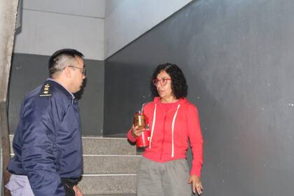 Caso Cecilia: Marcela Acuña, en la comisaría Quinta de Resistencia, mientras declara su hijo César, el 8 de junio de 2023