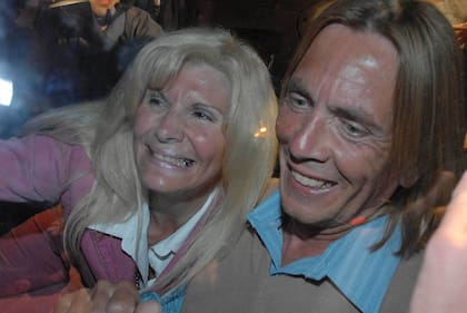 Una escena de 2007, cuando Carlos Fraticelli recuperó su libertad. En la imagen, junto a Norma Tejedor.