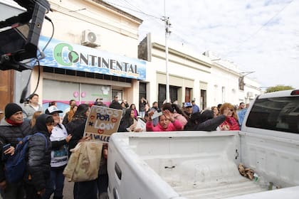 Caso Loan. Una camioneta de la policía llega a la fiscalía de Goya, Corrientes y es agredida por los vecinos que se encuentran en la puerta