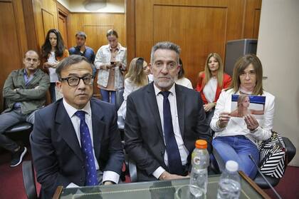 La madre de Macarena Mendizabal, con una foto de la joven en la sala de audiencias