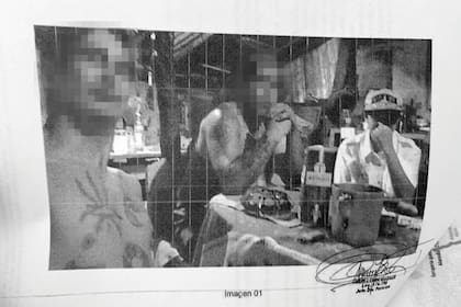 Caso Tehuel: la última foto. Luis Ramos y Oscar Montes, junto a Tehuel, en una imagen del 11 de marzo. Ramos y Montes están detenidos por falso testimonio y encubrimiento.