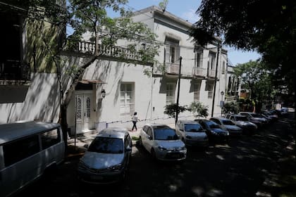 La casona de Ituzaingó al 600, frente a la Plaza de San Isidro, también a la venta