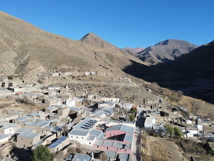 En las nubes: el tranquilo pueblo suspendido en el tiempo que seduce con sus colores vibrantes y su cultura - Image 1