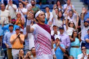 Casper Ruud derrotó en cuatro sets al ruso Karen Khachanov en el Billie Jean King National Tennis Center de Nueva York y se llevó los aplausos